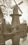 4143 Gezicht op de Oosterstroom te Utrecht met op de achtergrond de molen Rijn en Zon (Adelaarstraat).